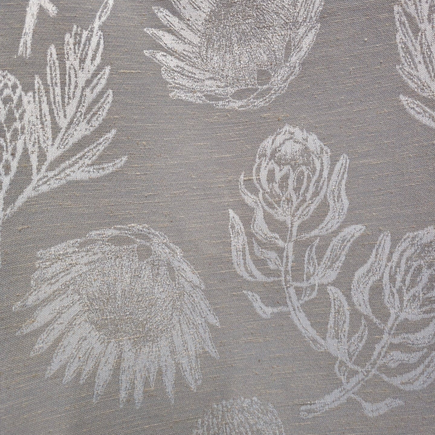 Protea Table Runner 150x40 | Grey & Silver